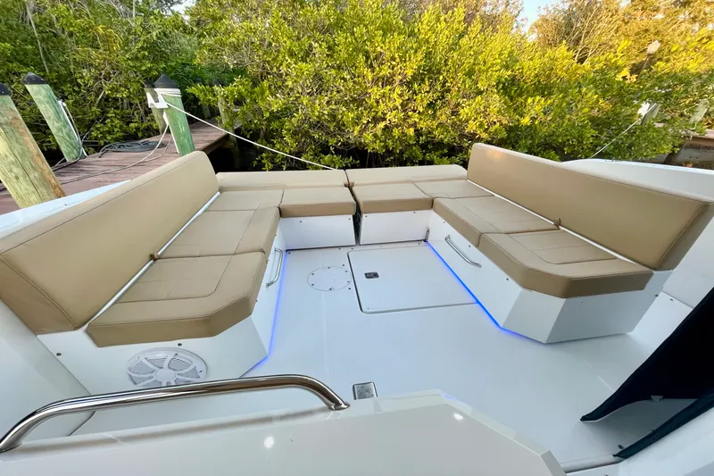 Slide: The Image of Cruisers Yachts 390 EXPRESS COUPE - DIESEL 2016 - 11