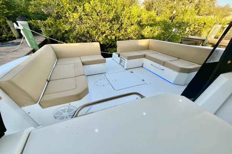 Slide: The Image of Cruisers Yachts 390 EXPRESS COUPE - DIESEL 2016 - 12