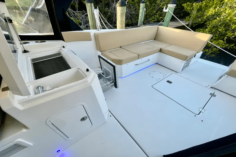 Slide: The Image of Cruisers Yachts 390 EXPRESS COUPE - DIESEL 2016 - 13