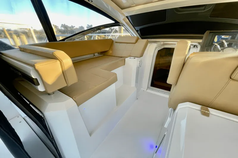 Slide: The Image of Cruisers Yachts 390 EXPRESS COUPE - DIESEL 2016 - 18