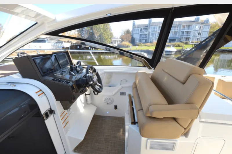 Slide: The Image of Cruisers Yachts 390 EXPRESS COUPE - DIESEL 2016 - 25