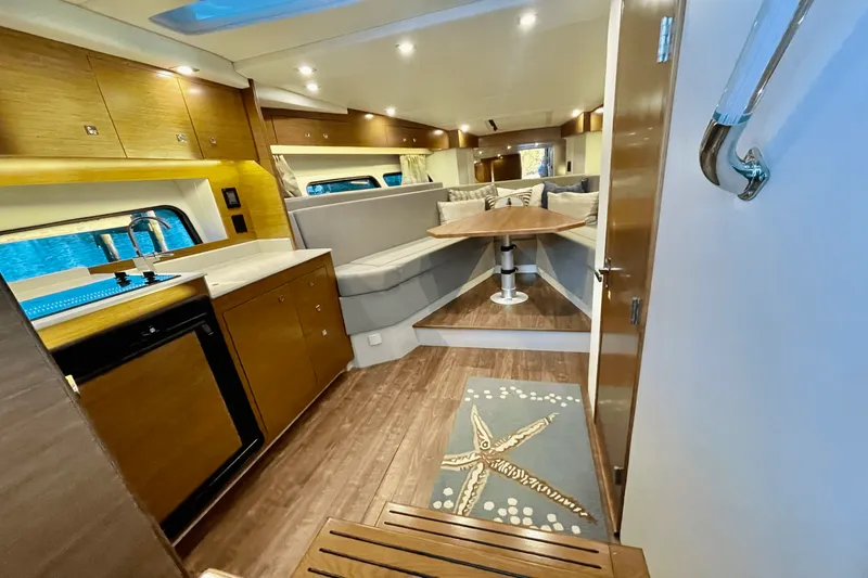 Slide: The Image of Cruisers Yachts 390 EXPRESS COUPE - DIESEL 2016 - 29