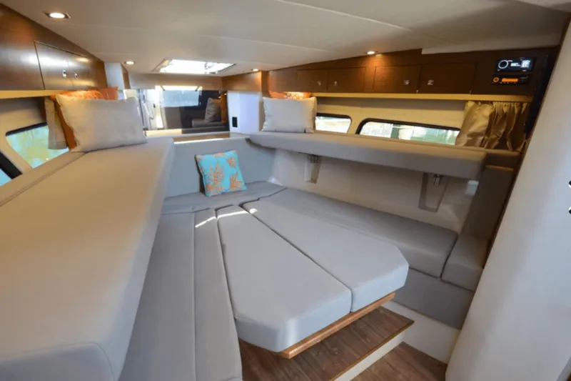 Slide: The Image of Cruisers Yachts 390 EXPRESS COUPE - DIESEL 2016 - 33