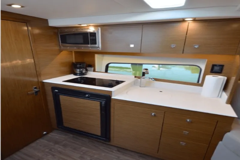 Slide: The Image of Cruisers Yachts 390 EXPRESS COUPE - DIESEL 2016 - 37