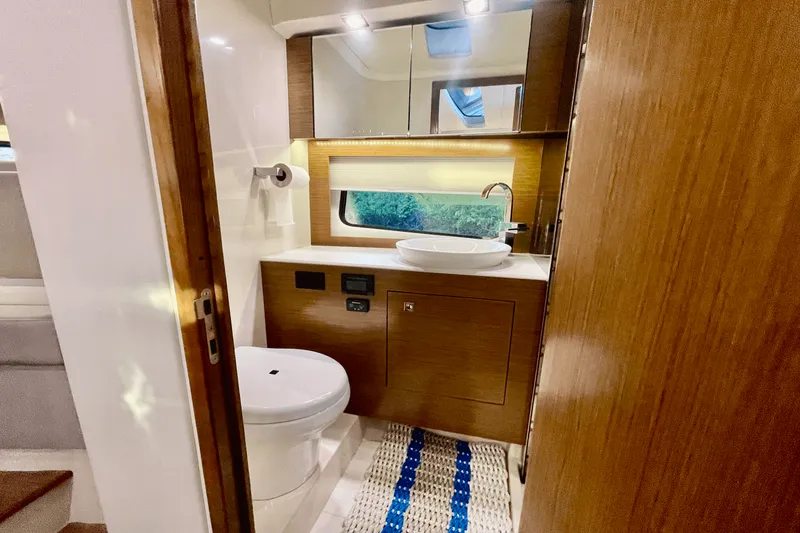 Slide: The Image of Cruisers Yachts 390 EXPRESS COUPE - DIESEL 2016 - 43