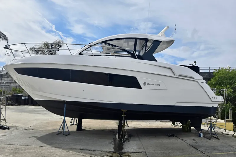 Slide: The Image of Cruisers Yachts 390 EXPRESS COUPE - DIESEL 2016 - 56