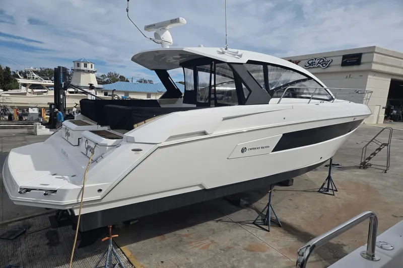 Slide: The Image of Cruisers Yachts 390 EXPRESS COUPE - DIESEL 2016 - 57