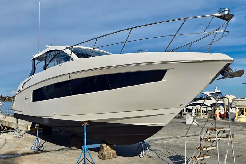 Slide: The Image of Cruisers Yachts 390 EXPRESS COUPE - DIESEL 2016 - 8