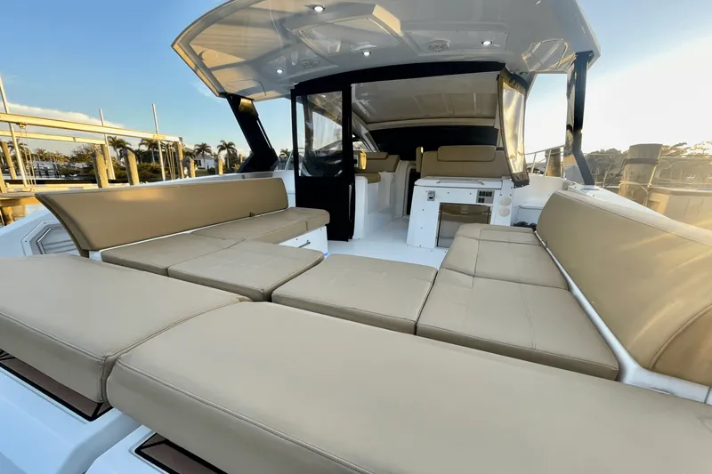 Slide: The Image of Cruisers Yachts 390 EXPRESS COUPE - DIESEL 2016 - 9