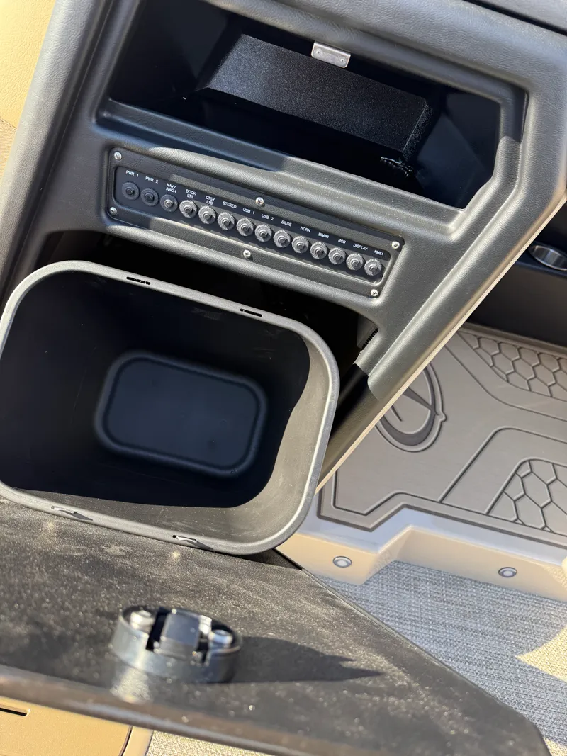 Slide: The Image of Veranda VR235F2 2026 - 14