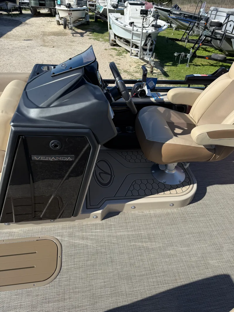Slide: The Image of Veranda VR235F2 2026 - 10