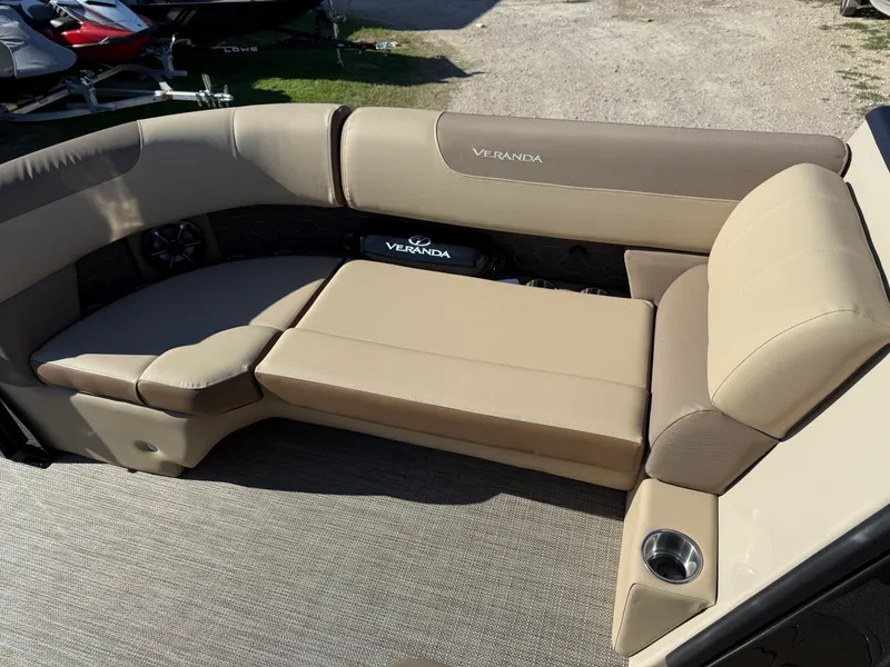 Slide: The Image of Veranda VR235F2 2026 - 11