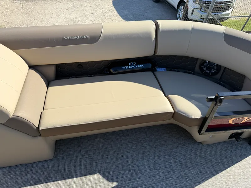 Slide: The Image of Veranda VR235F2 2026 - 12