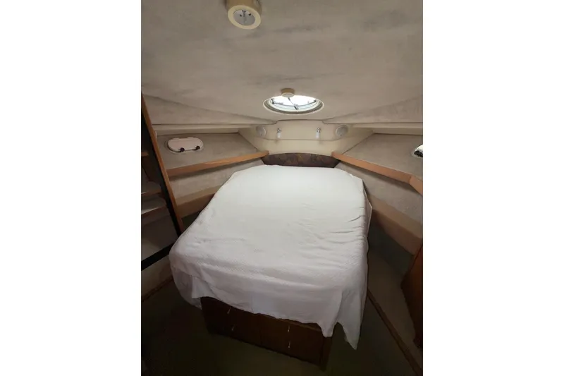 Slide: The Image of Bayliner 3788 Command Bridge Motoryacht 1997 - 31