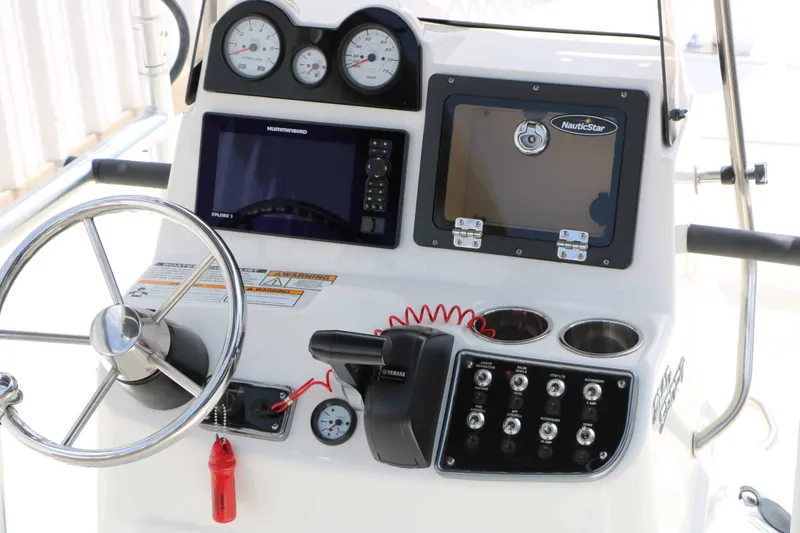 Slide: The Image of NauticStar 2140 Sport 2020 - 23
