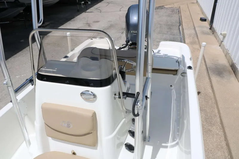 Slide: The Image of NauticStar 2140 Sport 2020 - 30