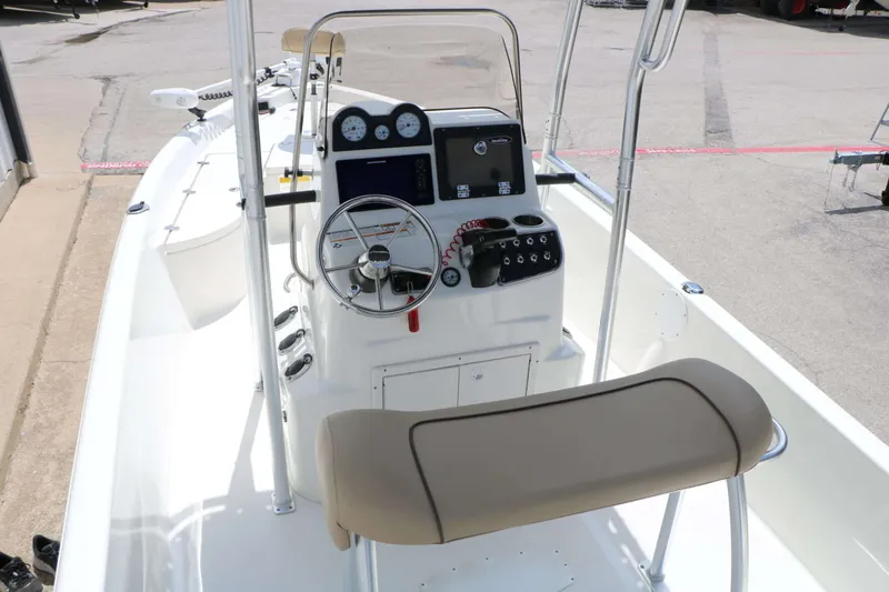 Slide: The Image of NauticStar 2140 Sport 2020 - 20