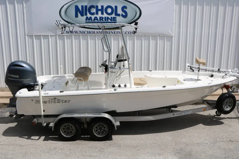 Slide: The Image of NauticStar 2140 Sport 2020 - 13