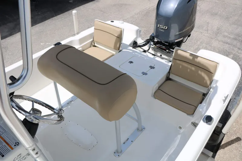 Slide: The Image of NauticStar 2140 Sport 2020 - 32