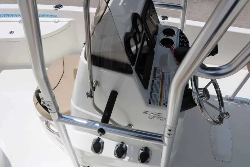 Slide: The Image of NauticStar 2140 Sport 2020 - 33