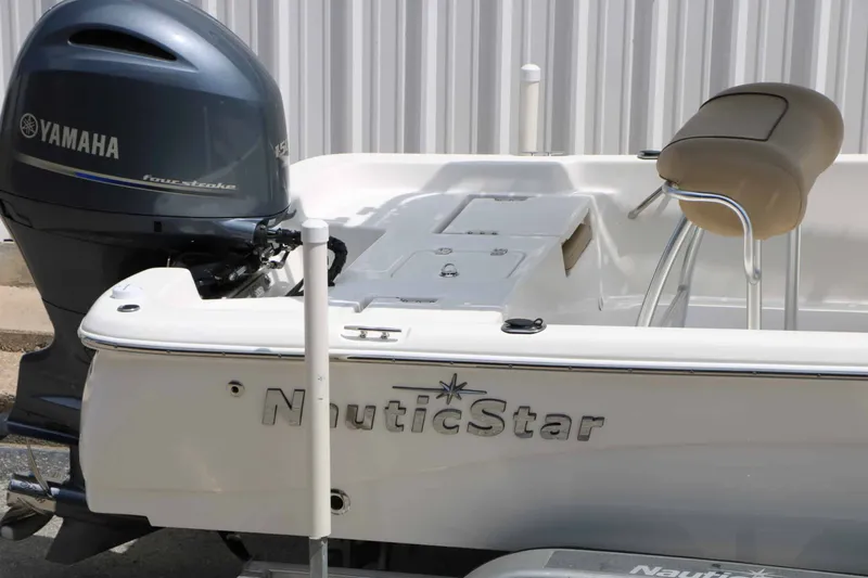 Slide: The Image of NauticStar 2140 Sport 2020 - 17
