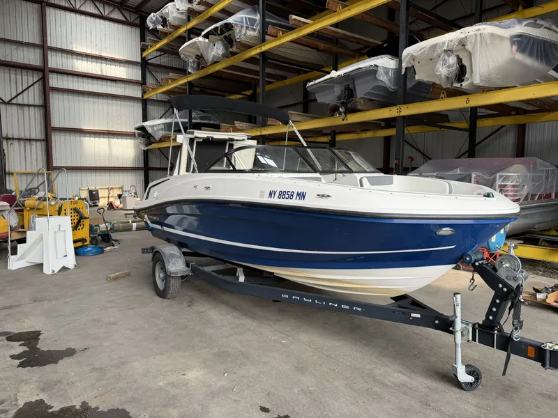 Slide: The Image of Bayliner VR5 Bowrider 2019 - 10
