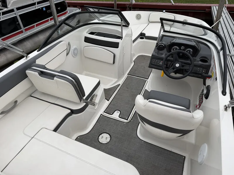 Slide: The Image of Bayliner VR5 Bowrider 2019 - 6