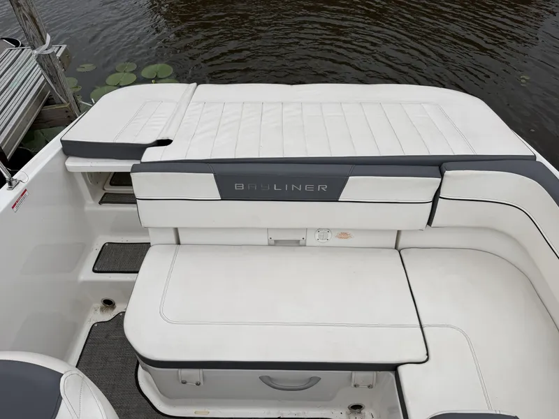 Slide: The Image of Bayliner VR5 Bowrider 2019 - 4