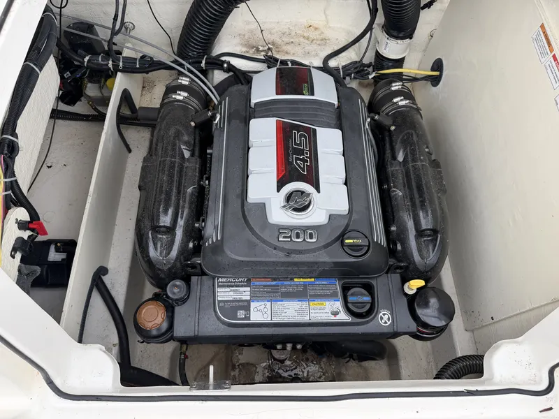 Slide: The Image of Bayliner VR5 Bowrider 2019 - 7