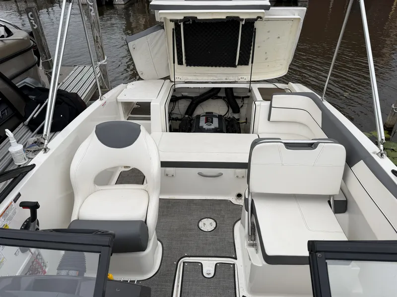 Slide: The Image of Bayliner VR5 Bowrider 2019 - 3