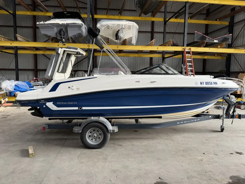 Slide: The Image of Bayliner VR5 Bowrider 2019 - 9
