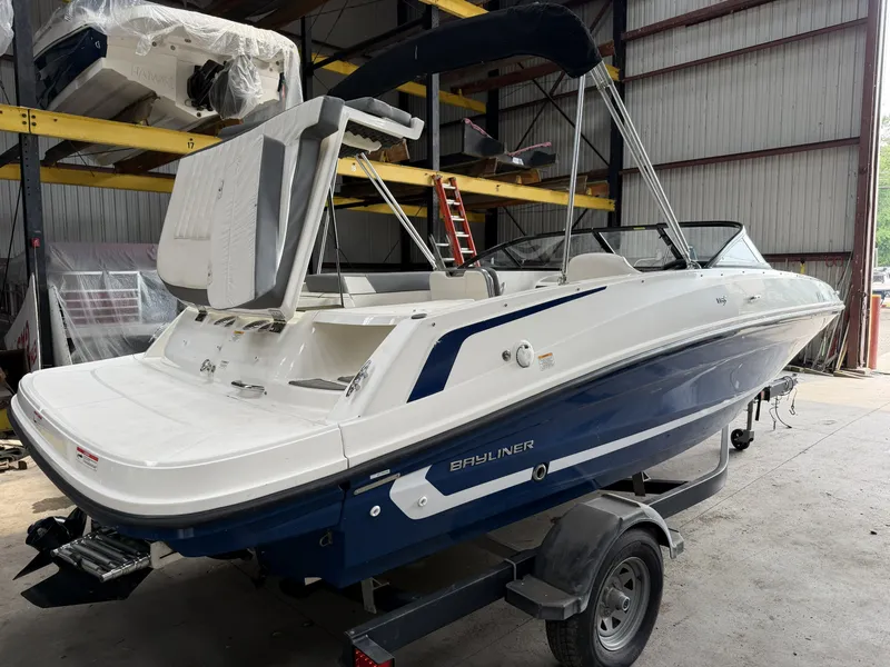 Slide: The Image of Bayliner VR5 Bowrider 2019 - 8