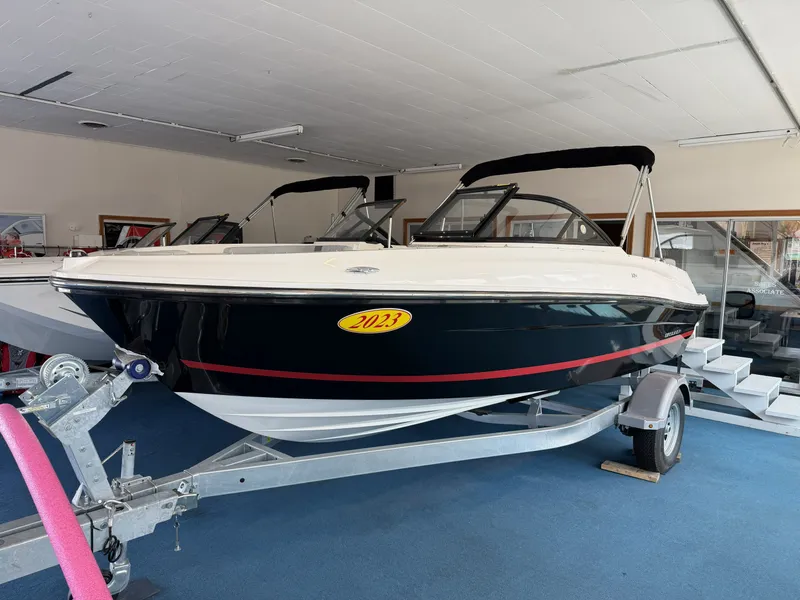 Slide: The Image of Bayliner VR4 Bowrider 2023 - 10