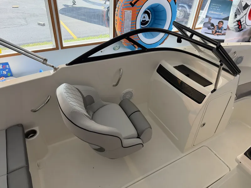 Slide: The Image of Bayliner VR4 Bowrider 2023 - 4