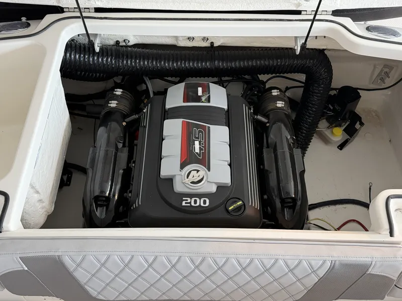 Slide: The Image of Bayliner VR4 Bowrider 2023 - 6
