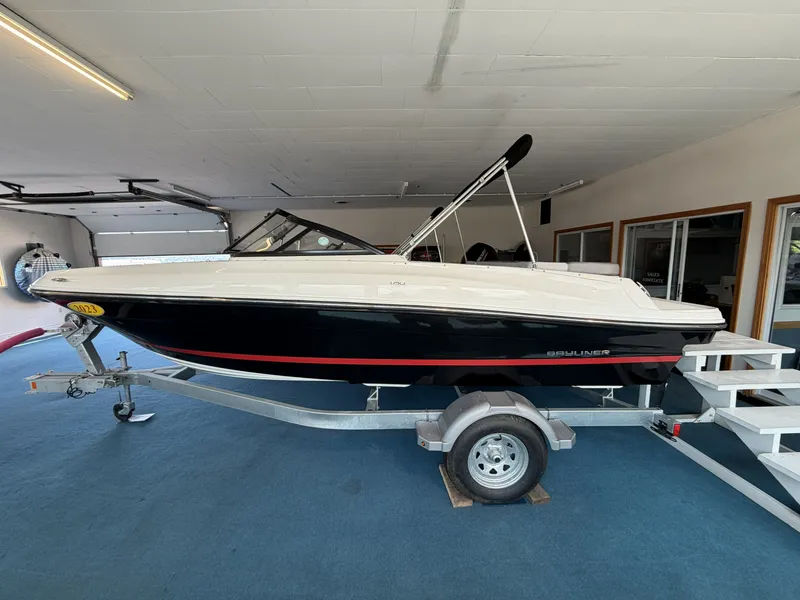 Slide: The Image of Bayliner VR4 Bowrider 2023 - 9