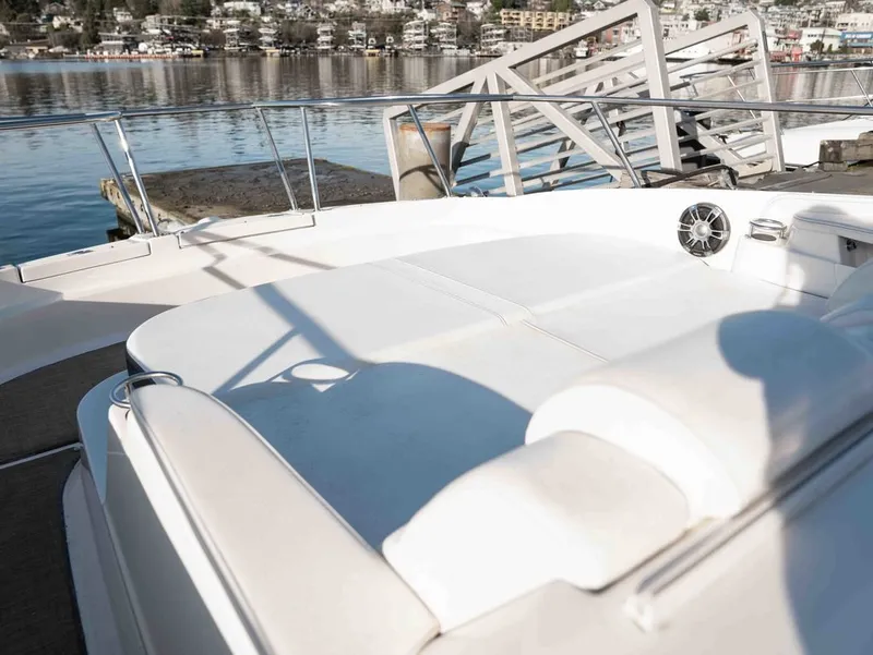 Slide: The Image of Sea Ray Sundancer 320 2019 - 17