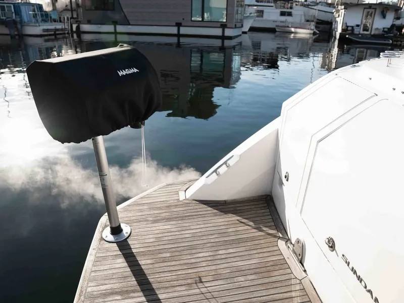Slide: The Image of Sea Ray Sundancer 320 2019 - 23