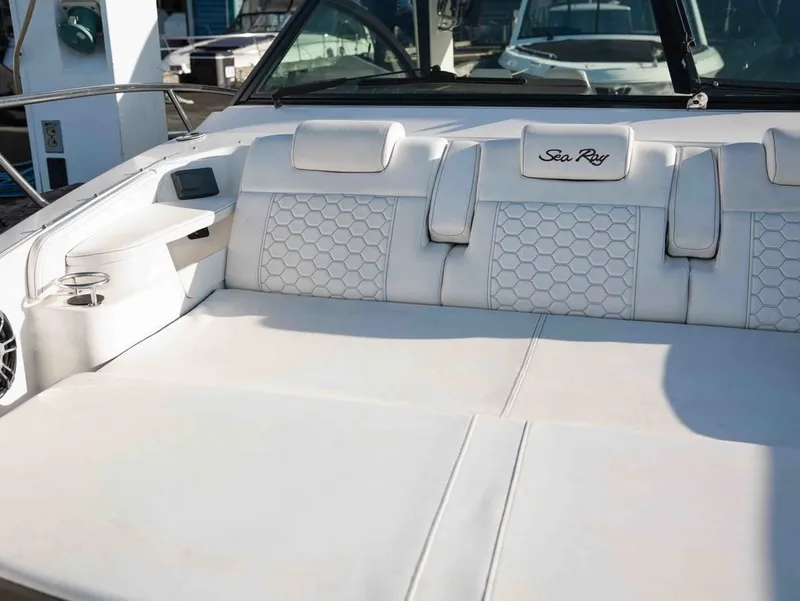 Slide: The Image of Sea Ray Sundancer 320 2019 - 19