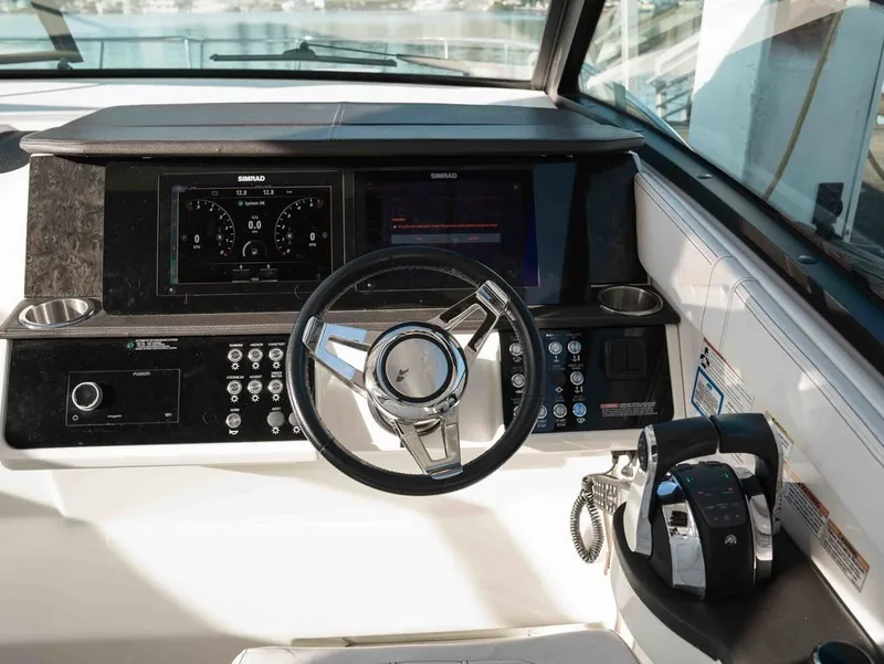 Slide: The Image of Sea Ray Sundancer 320 2019 - 15
