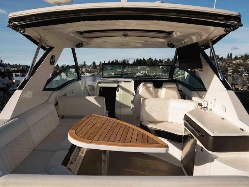 Slide: The Image of Sea Ray Sundancer 320 2019 - 10
