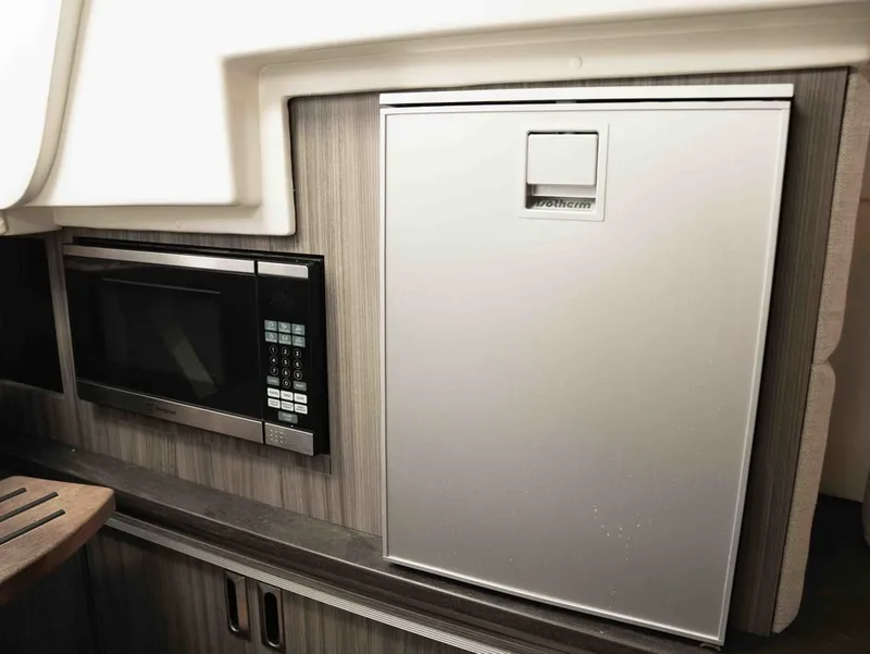 Slide: The Image of Sea Ray Sundancer 320 2019 - 27