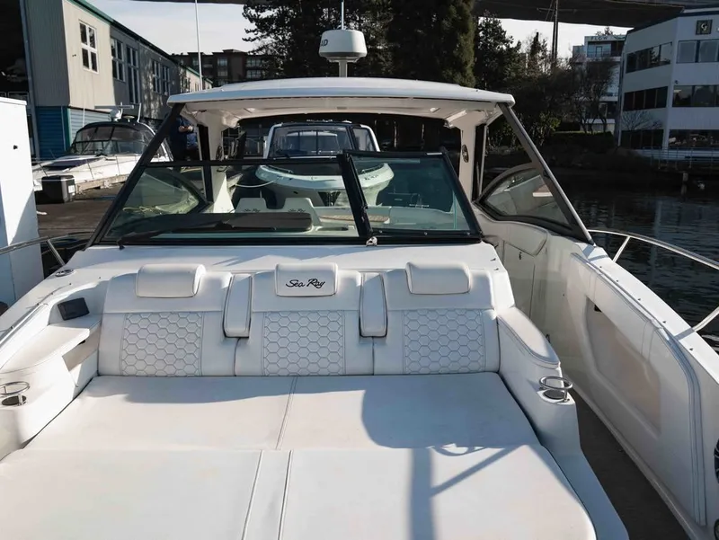 Slide: The Image of Sea Ray Sundancer 320 2019 - 18