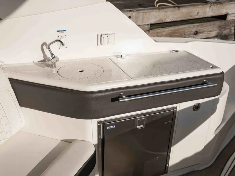 Slide: The Image of Sea Ray Sundancer 320 2019 - 12