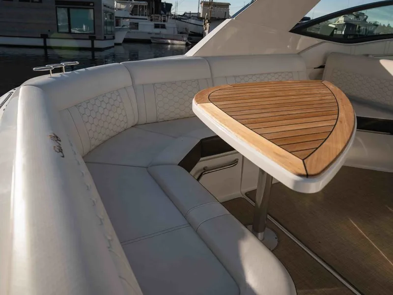 Slide: The Image of Sea Ray Sundancer 320 2019 - 11