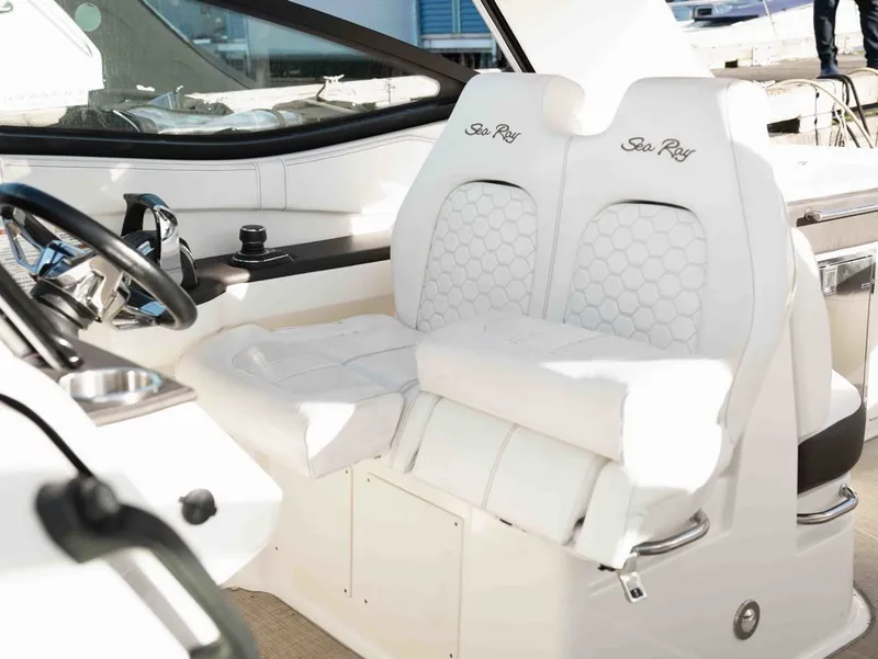 Slide: The Image of Sea Ray Sundancer 320 2019 - 21