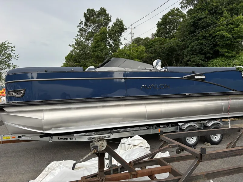 Slide: The Image of Avalon Catalina - 25 FT Quad Lounge Windshield "The Sovereign Azure" 2026 - 5