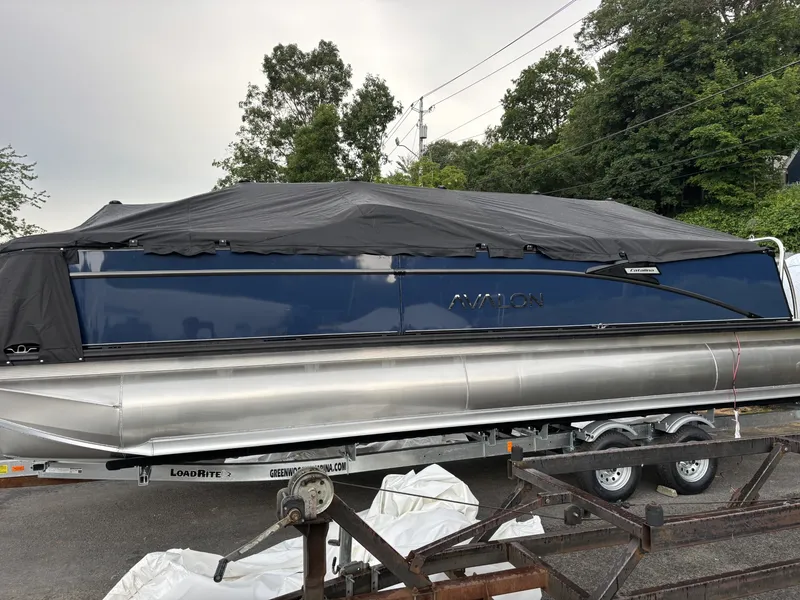 Slide: The Image of Avalon Catalina - 25 FT Quad Lounge Windshield "The Sovereign Azure" 2026 - 8