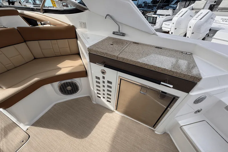Slide: The Image of Sea Ray 350 SLX 2015 - 10