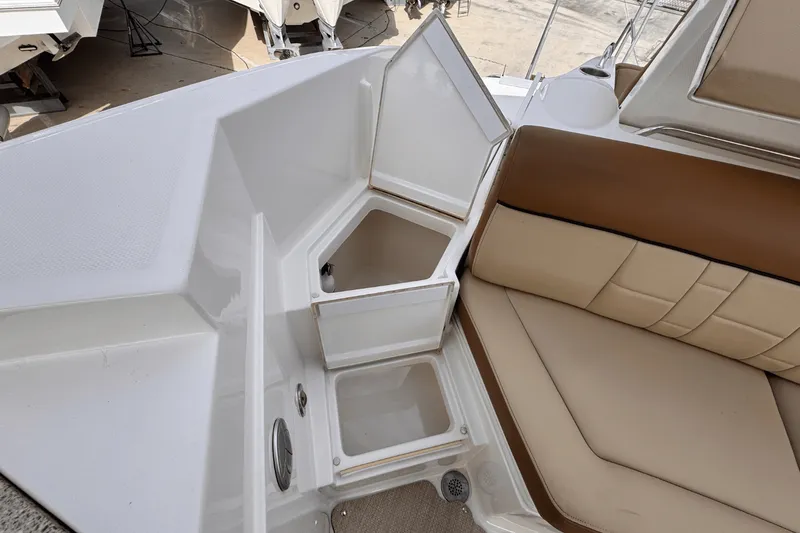 Slide: The Image of Sea Ray 350 SLX 2015 - 8
